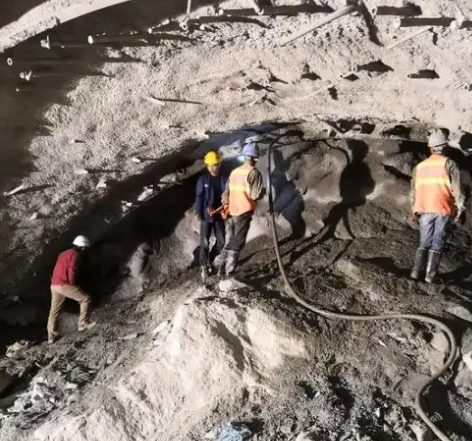 高昌隧道拱顶带模注浆料，微膨胀注浆料的特点及施工工艺